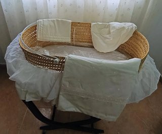 Capazo de Mimbre con Pies de Madera