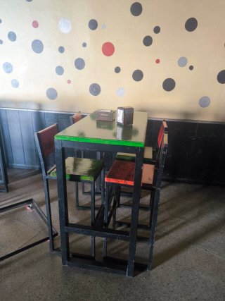 Mesa alta con taburetes