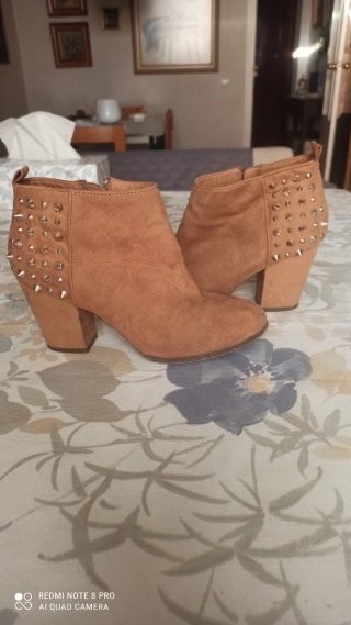 Botines de ante con tachuelas