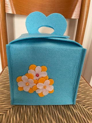 Scatola regalo in feltro azzurra artigianale