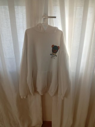 Sudadera con capucha blanca