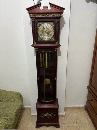 Reloj de pie clásico de madera