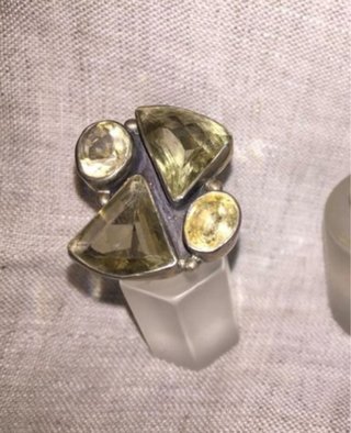 Anillo de plata con piedras naturales