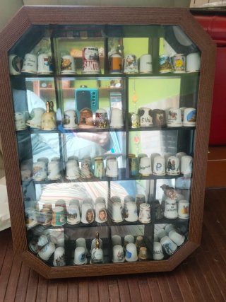 Collezione di ditali con vetrina