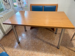 Mesa de cocina de madera y metal