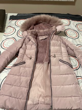 Abrigo de mujer rosa con capucha