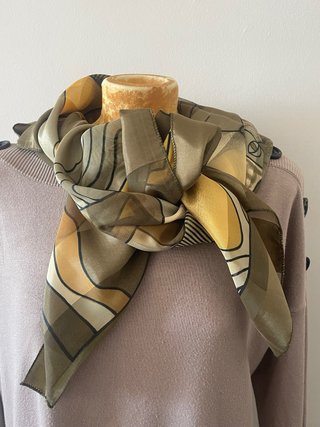 Pañuelo con estampado estilo Picasso