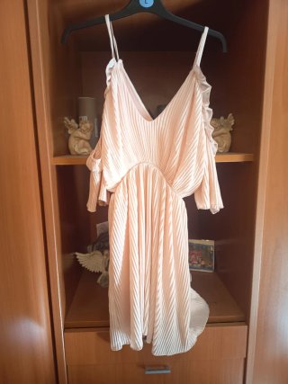 Vestido plisado beige