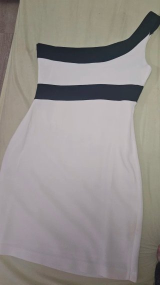 Vestido de fiesta asimétrico blanco y negro