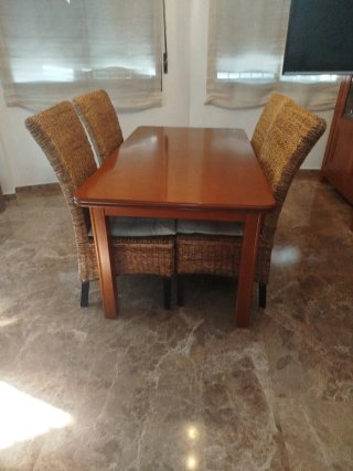 Mesa Comedor Extensible y 4 Sillas de Mimbre