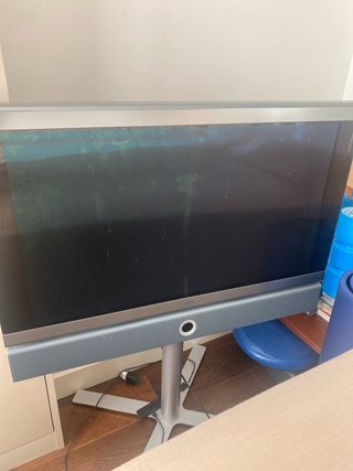 TV Loewe con soporte de pie