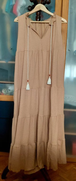 Vestido largo beige con volantes