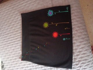 Falda corta negra pintada a mano