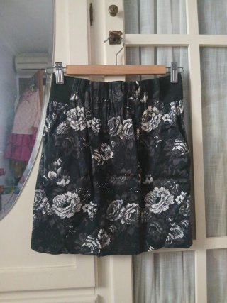 Falda Stradivarius Negra con Flores Talla S
