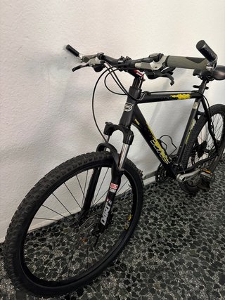 Bicicleta de Montaña Negra con Frenos de Disco