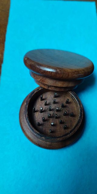 Picador antiguo de hierbas para cocinar