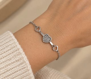 Pulsera de acero con corazones