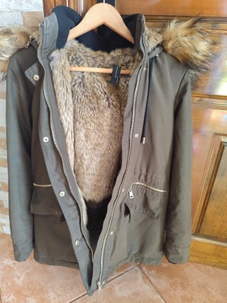 Abrigo Impermeable Zara Verde con Pelo