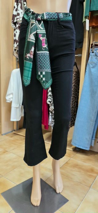 Pantalón Negro con Pañuelo Estampado