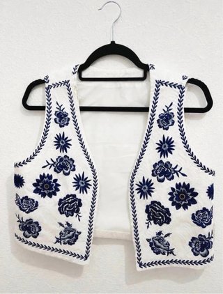 Chaleco Blanco con Bordado Azul