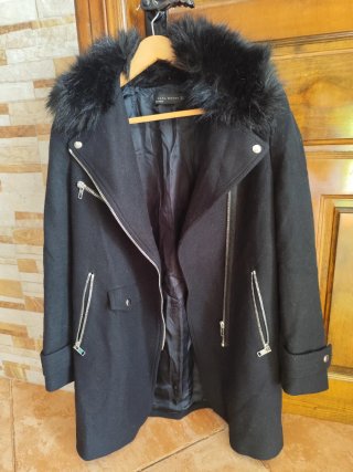 Abrigo Negro Zara con Cremallera
