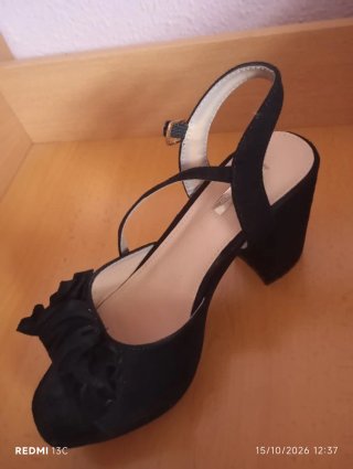 Sandalias Negras con Tacón