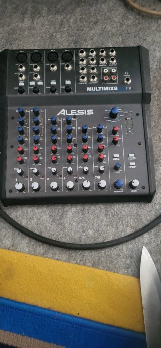 Mesa de Mezclas Alesis MultiMix 8 FX