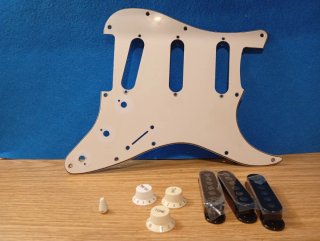 Golpeador Stratocaster blanco con perillas