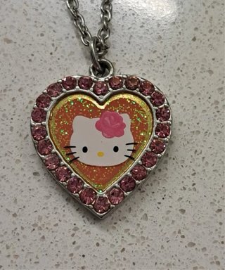 Collar Hello Kitty con colgante de corazón