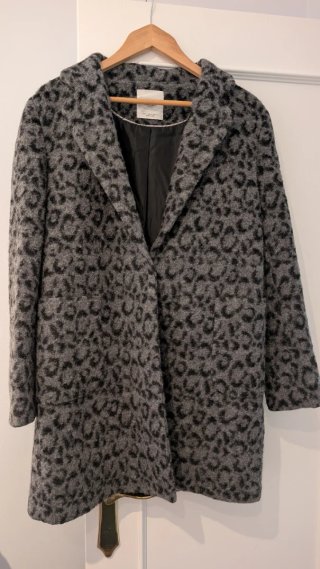 Abrigo corto Mango animal print gris.