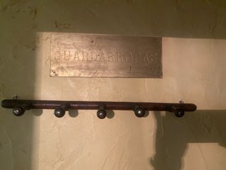 Cartel Guardarropas y Perchero de Madera