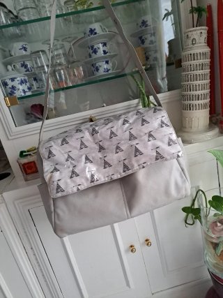 Bolso bandolera gris con estampado