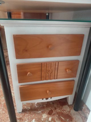 Mesita de noche de madera