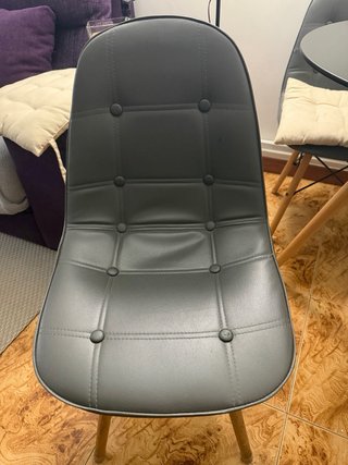 Cuatro sillas color gris