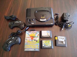 SEGA Mega Drive con dos mandos y 4 juegos