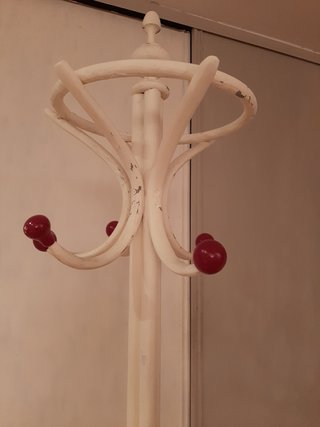 Perchero de pie de madera blanco