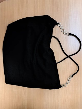 Top Negro con Detalles Metálicos