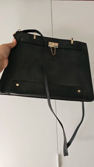 Bolso Negro con Detalles Dorados