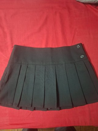 Falda plisada negra nueva