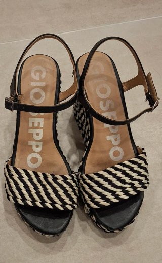 Sandalias de cuña Gioseppo
