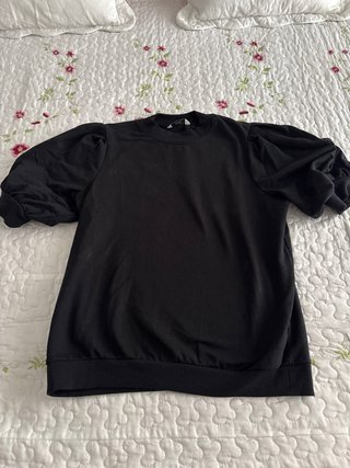 Sudadera Negra con Mangas Globo