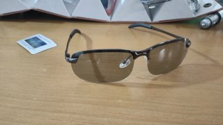 Gafas de sol con montura gris marco metálico.polar