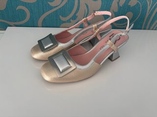 Zapatos de piel dorados y plateados