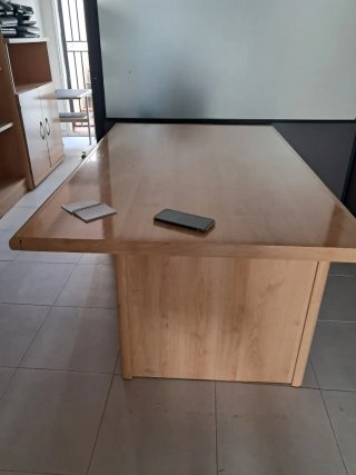 Mesa de despacho de madera de pino lacado