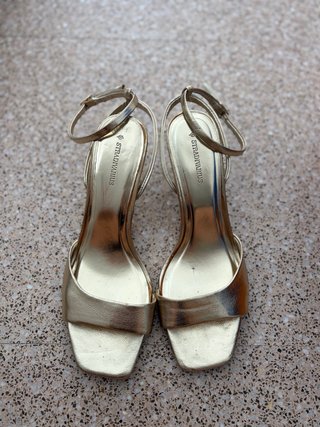 Sandalias de tacón Stradivarius doradas