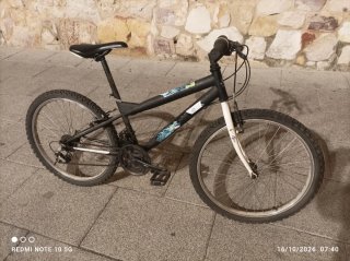 Bicicleta de Montaña Negra y Blanca