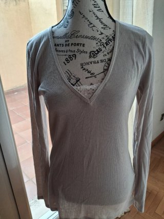 Camiseta Stradivarius Canalé con Puntilla