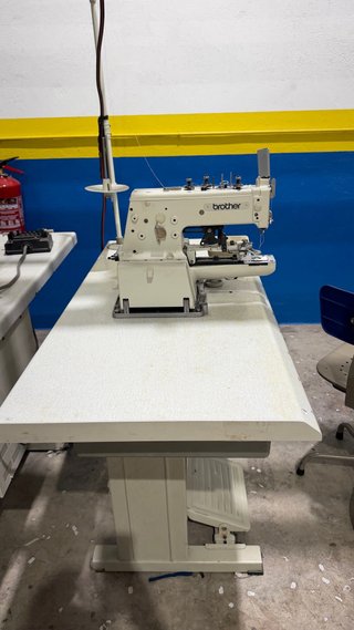 Máquina de coser botones Brother