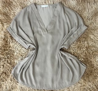 blusa gris de manga corta cuello de pico