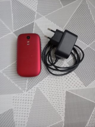 Móvil Rojo con Cargador